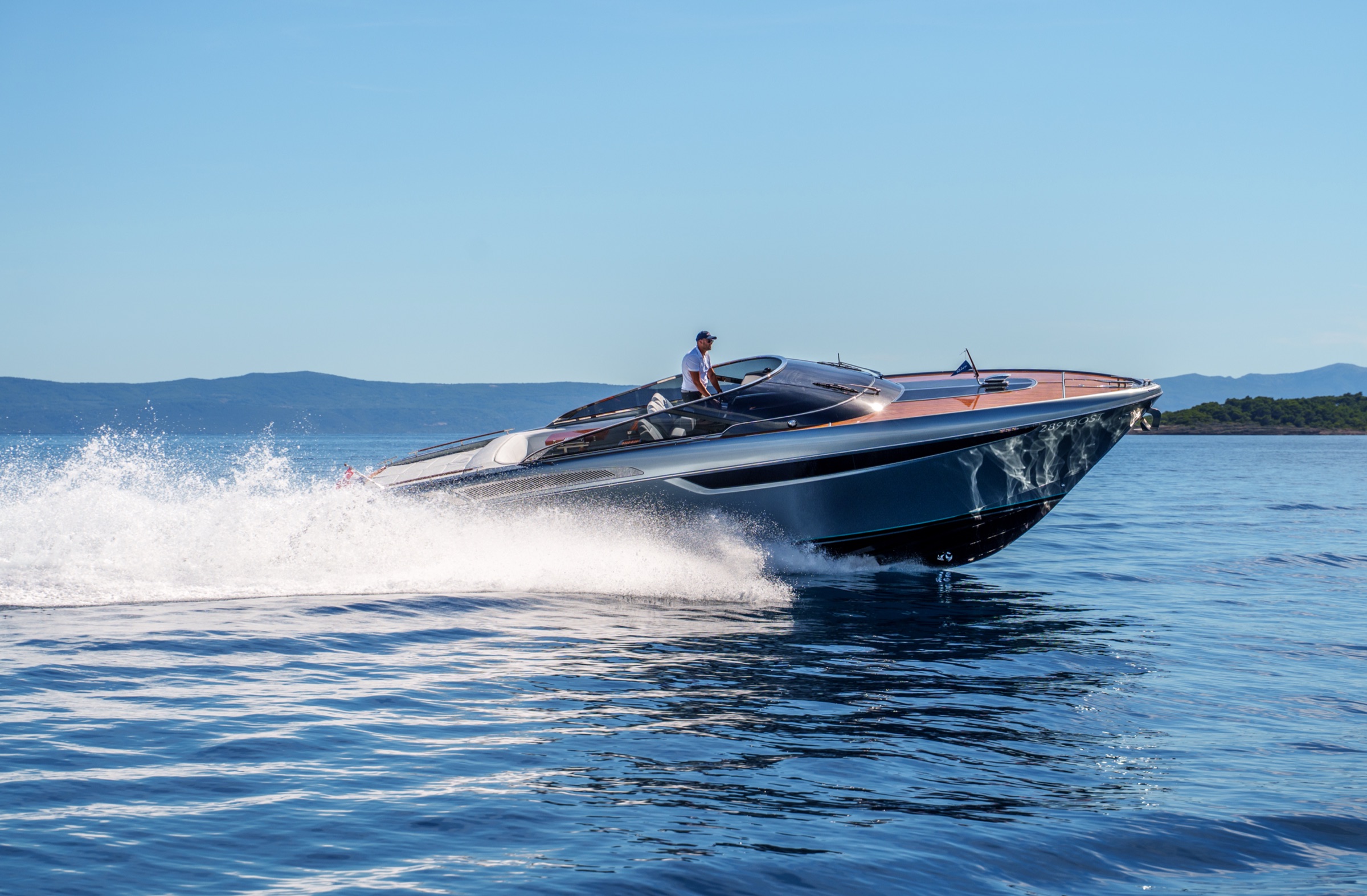ALISSA Riva Rivamare cruising along the Croatian coast